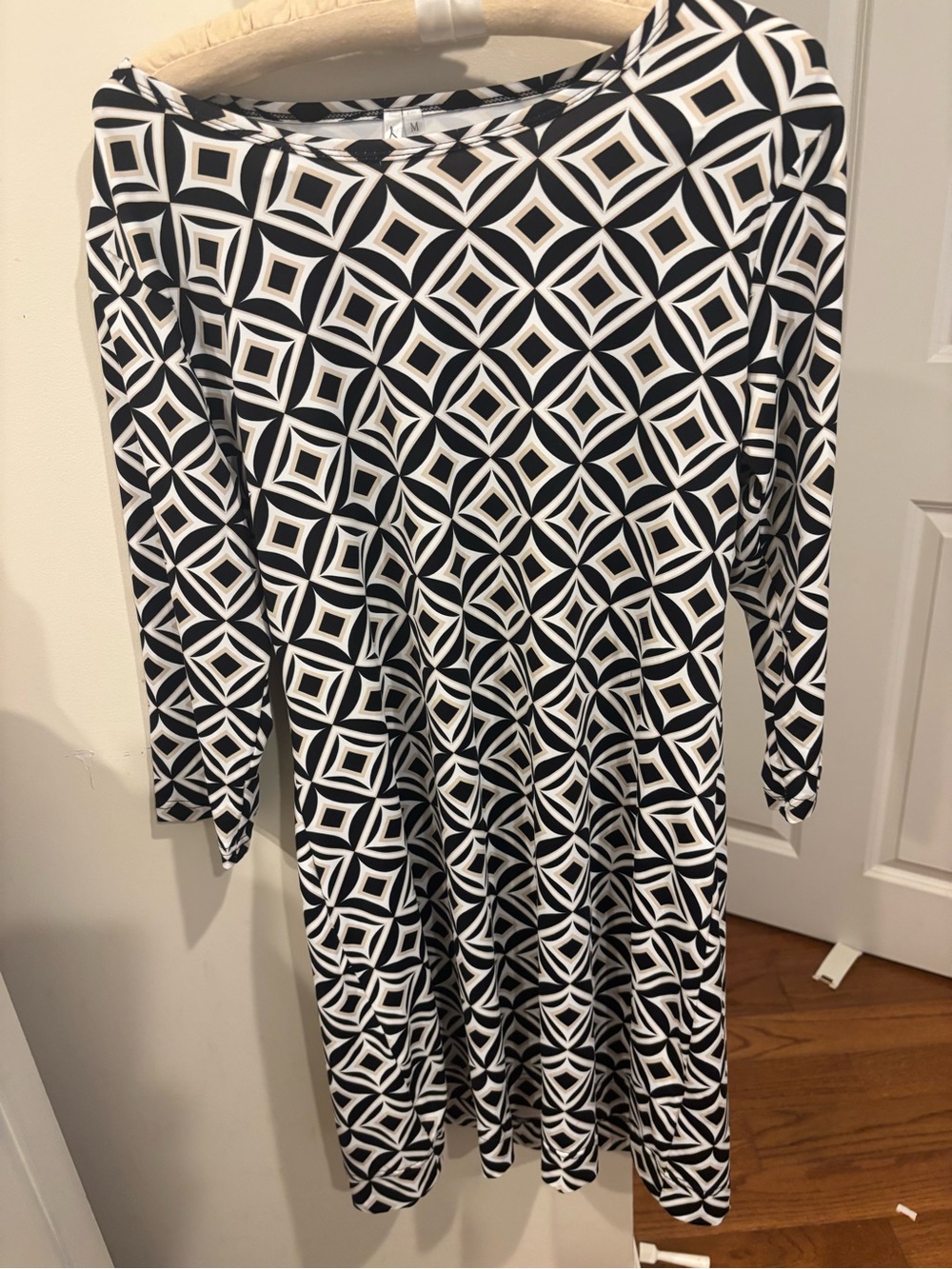Lulu-B Black and White Geometric Long Sleeve Dress